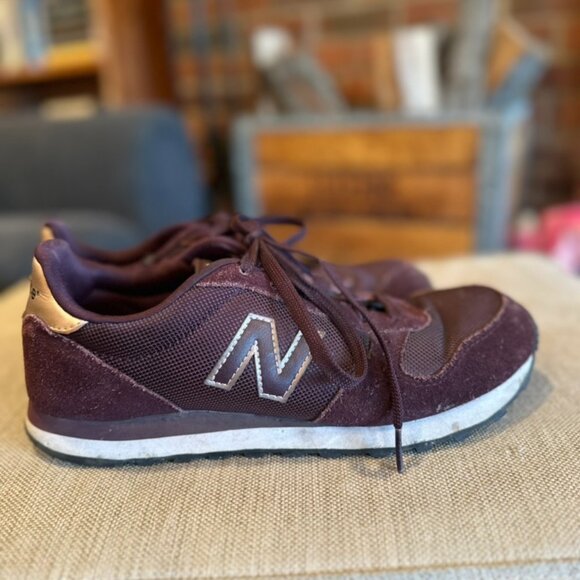 New Balance Plum and Gold Sneakers Size 9 - Picture 2 of 7